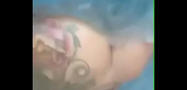  Novinha pelada dentro da piscina gravando um vídeo se exibindo